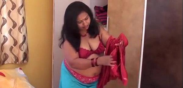  HOT AUNTY CHANGING HER DRESS FOR PLAYINY BASKETBOAL